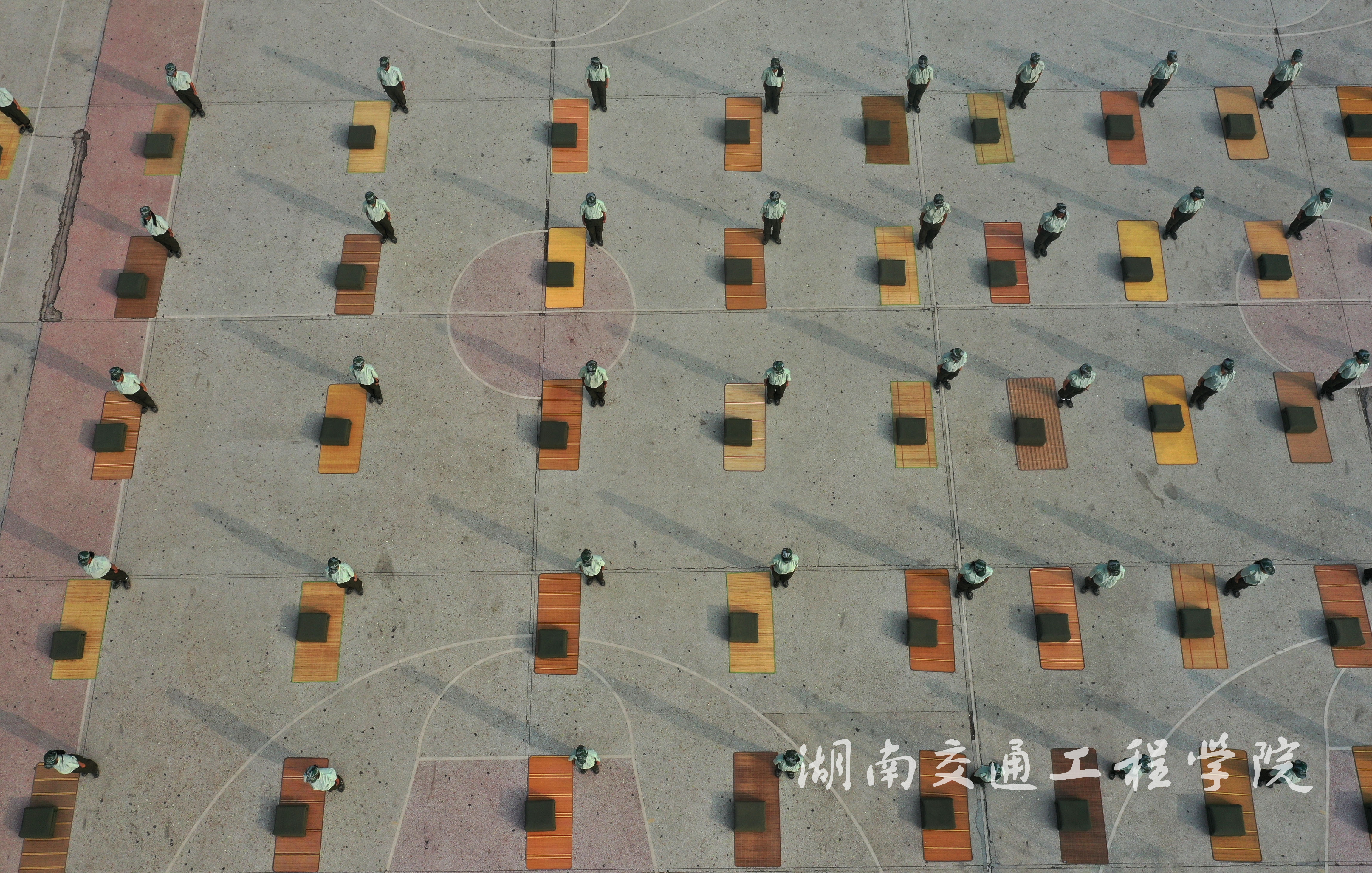 9月15日，在湖南省衡阳市best365中国官方网站球场，学校2019级新生在进行叠被子比赛。 (3).JPG