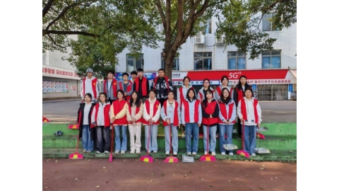 电气与信息工程学院学生志愿者清扫校园